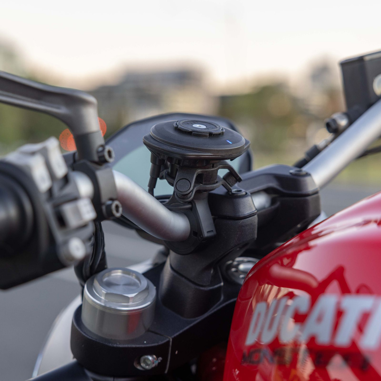 Quad Lock USB Weatherproof Wireless Charging Head Quad Lock USB Weatherproof Wireless Charging Head - Image 3