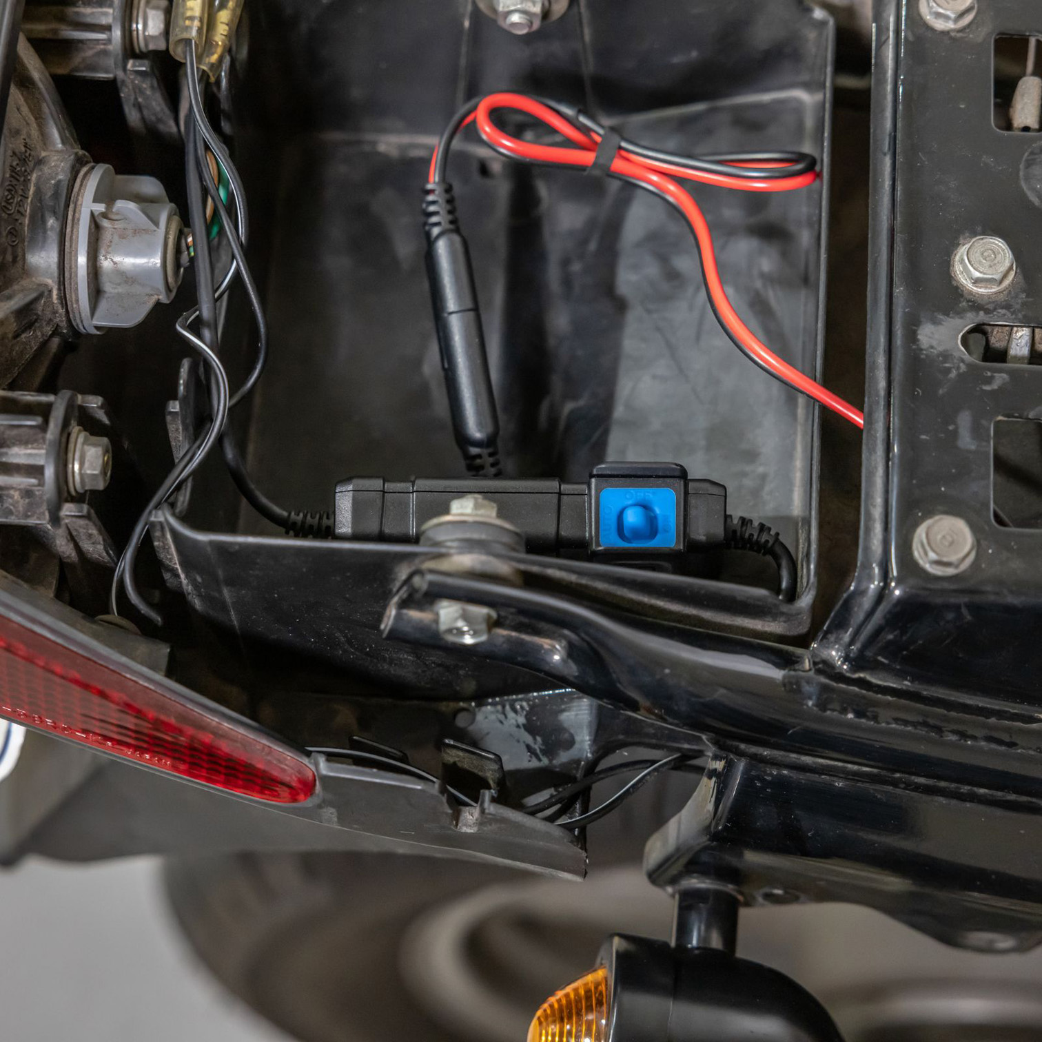 Quad Lock Waterproof 12V to USB Smart Adaptor Quad Lock Waterproof 12V to USB Smart Adaptor - Image 6