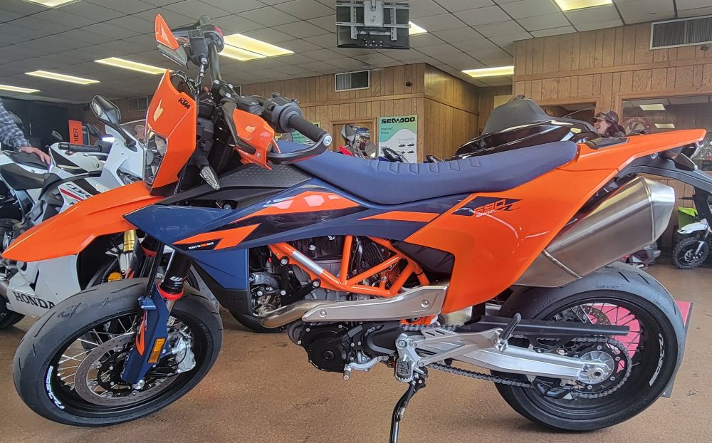 Pre-owned 2026 KTM SMC 690 R (154 miles!!) Pre-owned 2026 KTM SMC 690 R (154 miles!!) - Image 6